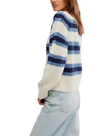 Sweater corto de estilo cuadrado con tejido de ochos clásico y diseño a rayas horizontales en blanco, azul claro y azul oscuro.
