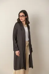 Túnica italiana de satén de seda color beige, de corte suelto con bolsillos laterales.