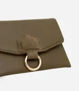 Billetera pequeña color verde oliva, confeccionada en cuero sintético, con cierre de solapa con broche metálico dorado en forma de "D".