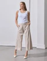 Pantalón crop color beige de lino, marca Dash, con pretina trasera elastizada y bolsillos delanteros.