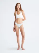 Bombacha clásica Calvin Klein Carousel, color celeste, de algodón elástico con cobertura trasera moderada, talle medio y cintura elástica con logo.