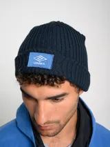 Gorro beanie de color negro con logotipo de Umbro en contraste, tejido de punto.