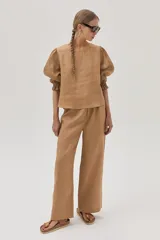 Blusa blanca de lino con mangas abullonadas de ramie.