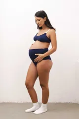 Bombacha maternal negra de algodón con faja delantera y cintura elástica en la parte trasera.