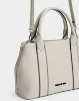 Cartera tipo city color gris claro, con doble asa corta, correa larga regulable y desmontable, cierre superior y tag metálico con el logo de la marca.