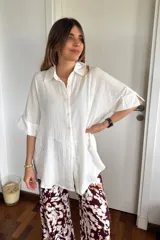 Camisa blanca de lino y algodón, de corte amplio y mangas cortas.