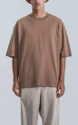 Remera color cañamo, corte crop y calce oversize, de hombros caídos y silueta relajada.