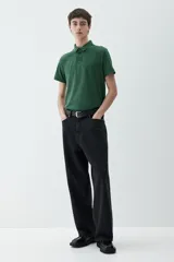 Chomba verde de corte slim fit, con cuello clásico y tapeta de dos botones.