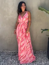 Vestido largo de tela fluida, color azul vibrante con estampado tie-dye en tonos beige/crudo. Diseño halter con tirantes finos ajustables y cintura marcada con lazo.