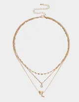 Collar corto dorado multicadena con dije de corazón y letra R.