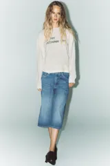 Sudadera corta color crudo de algodón, con cuello redondo, mangas largas y texto estampado en el frente que dice "IN MY YEEHAW ERA".