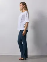Blusa azul marino de algodón marca Erika, de manga corta amplia, con cuello redondo y botones decorativos en los laterales.