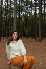 Sweater color crudo de lana merino, con cuello redondo tipo bote y mangas largas abullonadas. Tejido a mano con punto acanalado en puños y ruedo. Corte ajustado al cuerpo.