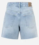 Bermuda de denim para mujer con cintura media y bajo deshilachado. Cuenta con trabillas en la cintura, cierre tradicional y bolsillos funcionales. Confeccionada en algodón con un toque de elastano.