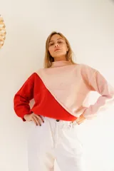 Sweater de punto color crema y mostaza, con cuello cisne y diseño asimétrico.