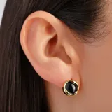 Aros tipo botón con base dorada y perla negra.