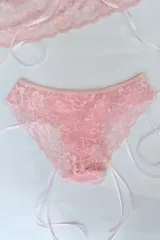 Bombacha de bikini tiro alto, confeccionada en algodón elastizado y puntilla elastizada, color rosado pálido.
