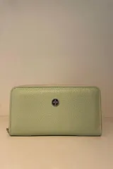 Billetera de charol color rojo con cierre perimetral y logo metálico plateado en el frente.