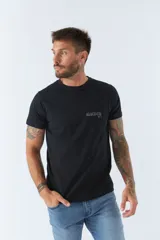 Remera color arena de algodón, corte regular, manga corta, cuello redondo y bolsillo en el pecho con estampado de texto.