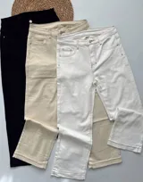 Jean con lycra en color beige, de corte ajustado y diseño clásico.