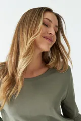 Remera negra de algodón, de corte recto, manga larga y cuello redondo.
