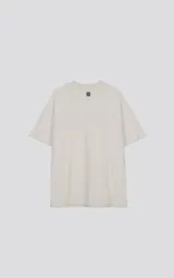 Remera de manga corta color beige, con cuello redondo y calce regular con recorte en la espalda.
