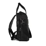 Bolso matero negro con diseño acolchado, doble asa de mano y correa bandolera regulable. Cuenta con acceso con cierre doble, dos bolsillos externos con cierre, un bolsillo interno con cierre y dos bolsillos internos abiertos. Interior forrado en tela de algodón y poliéster.