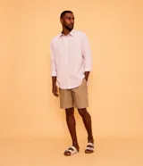 Camisa celeste de lino con cuello camisero, abotonadura frontal y mangas largas.