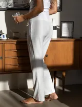 Pantalón cropped de crepe elastizado, color blanco, marca Hope & Harlow.