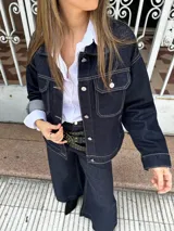 Pantalón de jean azul oscuro de corte ancho, con cintura alta y bolsillos laterales.