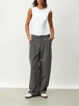 Pantalón gris oscuro de vestir con pinzas, corte amplio y tiro alto.