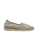 Slip-on plateado con textura de piel de serpiente, elástico lateral y suela de yute.