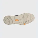 Zapato acordonado de hombre, color gris, con capellada tejida y apliques de gamuza. Suela de goma color crema con detalle naranja.