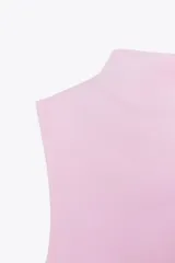 Musculosa marrón de algodón y modal, con cuello alto.