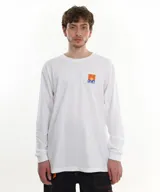 Remera blanca de manga larga confeccionada en algodón. Estampa cuadrada en el pecho con un paisaje de atardecer.