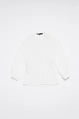 Blusa blanca con cuello pico, mangas largas y lazadas laterales, confeccionada en viscosa de producción responsable.