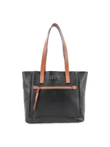 Cartera shopper de cuero vacuno color negro con doble asa de hombro color marrón. Cuenta con bolsillo frontal con cierre y logo metálico de la marca.