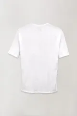 Remera gris de algodón con estampado de flor en tonos rosa y blanco. Tiene cuello redondo, mangas cortas y corte recto.