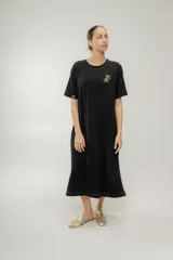 Vestido túnica negro de algodón con bordado de flores en el pecho.