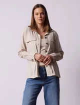 Sobrecamisa blanca de lino y rayón, marca Dash, con cuello solapa, abertura central con botones, bolsillos delanteros y cintura ajustable con jareta interna.