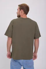 Camiseta verde oliva de manga corta y cuello redondo con estampado frontal con texto "Denim District N.Y.C. Reg. Superior Standard T.M. Premium Quality Goods Established 1990 Jack & Jones".