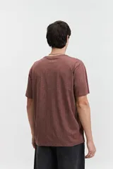 Remera de manga corta color crema con estampado abstracto en blanco, de corte recto y cuello redondo.