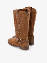 Botas texanas de gamuza negra con detalles de bordado y hebilla decorativa.