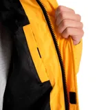 Campera puffer amarilla con cuello alto y parte superior en pana negra. Cuenta con cierre frontal con velcro, bolsillos laterales con cierre, puños ajustables con velcro y forro estampado con el logo de Caterpillar. Resistente al agua y con aislamiento reciclado.