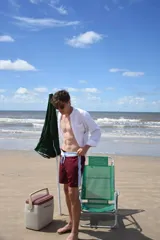 Short de baño color bordó con cintura elastizada y cordón ajustable.