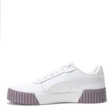 Championes Puma modelo Carina 2.0 para mujer, color blanco con franja lateral (Formstrip) negra. Presentan una plataforma gruesa con textura acanalada en la puntera y el talón, y cordones blancos.