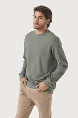 Sudadera verde militar de corte clásico, cuello redondo y mangas largas.