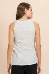 Musculosa básica de algodón color gris claro, con cuello redondo y sisas amplias.
