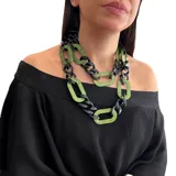 Collar largo de resina con eslabones grandes combinados en color verde y negro. Se puede usar de una o dos vueltas.