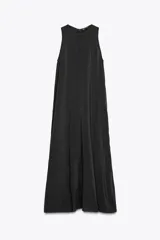 Vestido midi negro de cuello redondo y sin mangas. Corte amplio y fluido, con bolsillos laterales ocultos y cierre trasero con cremallera invisible.